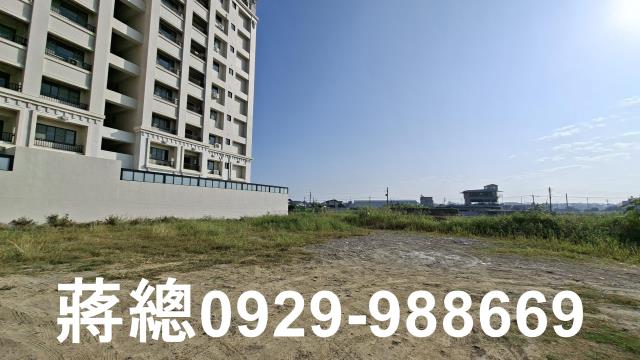 西港八份村莊旁有水電美田