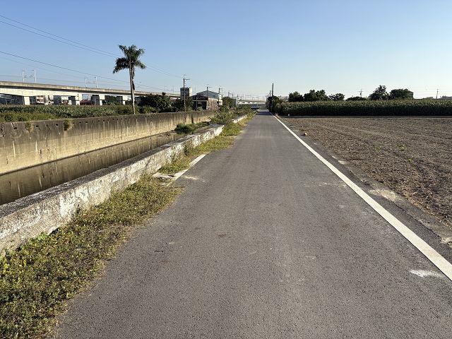 永康高鐵便道旁一般農